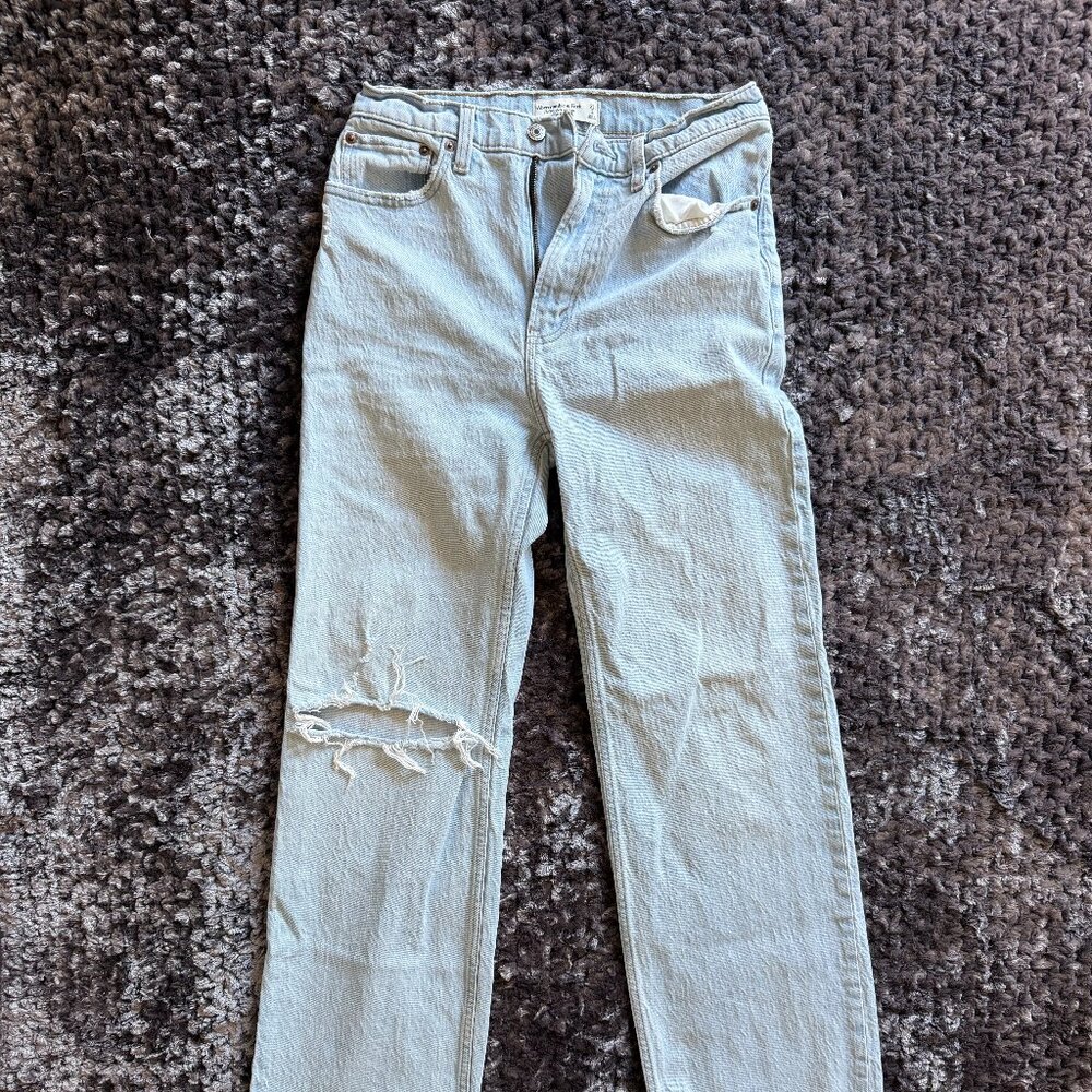 Abercrombie High Rise 90s Relaxed Jean (Size 26S, Light Destroy)